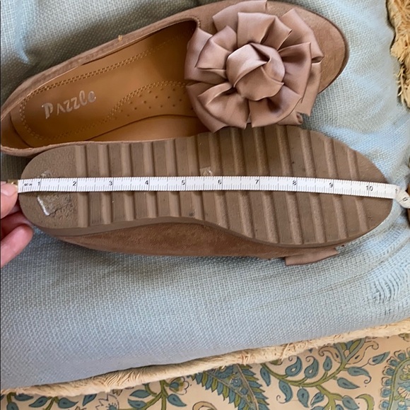 😍 Pazzle Bow Embellished Tan Flats 😍 - Picture 9 of 11
